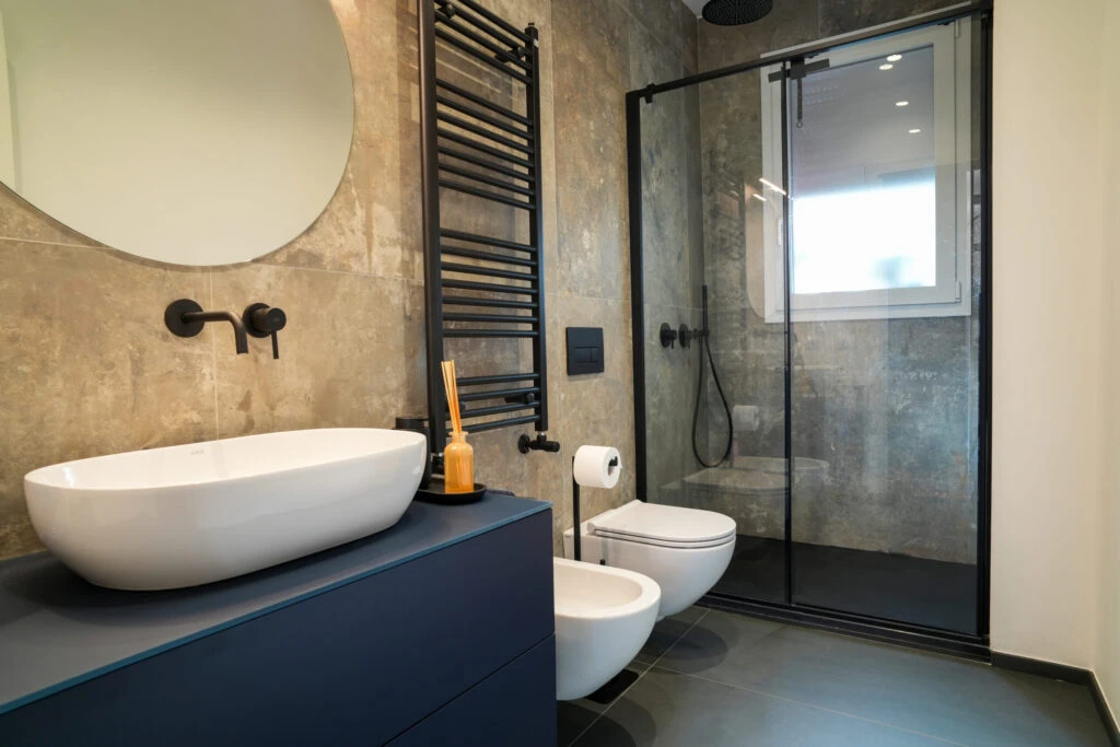 Living progettato dallo studio di interior design Abitare Via Emilia a Palermo