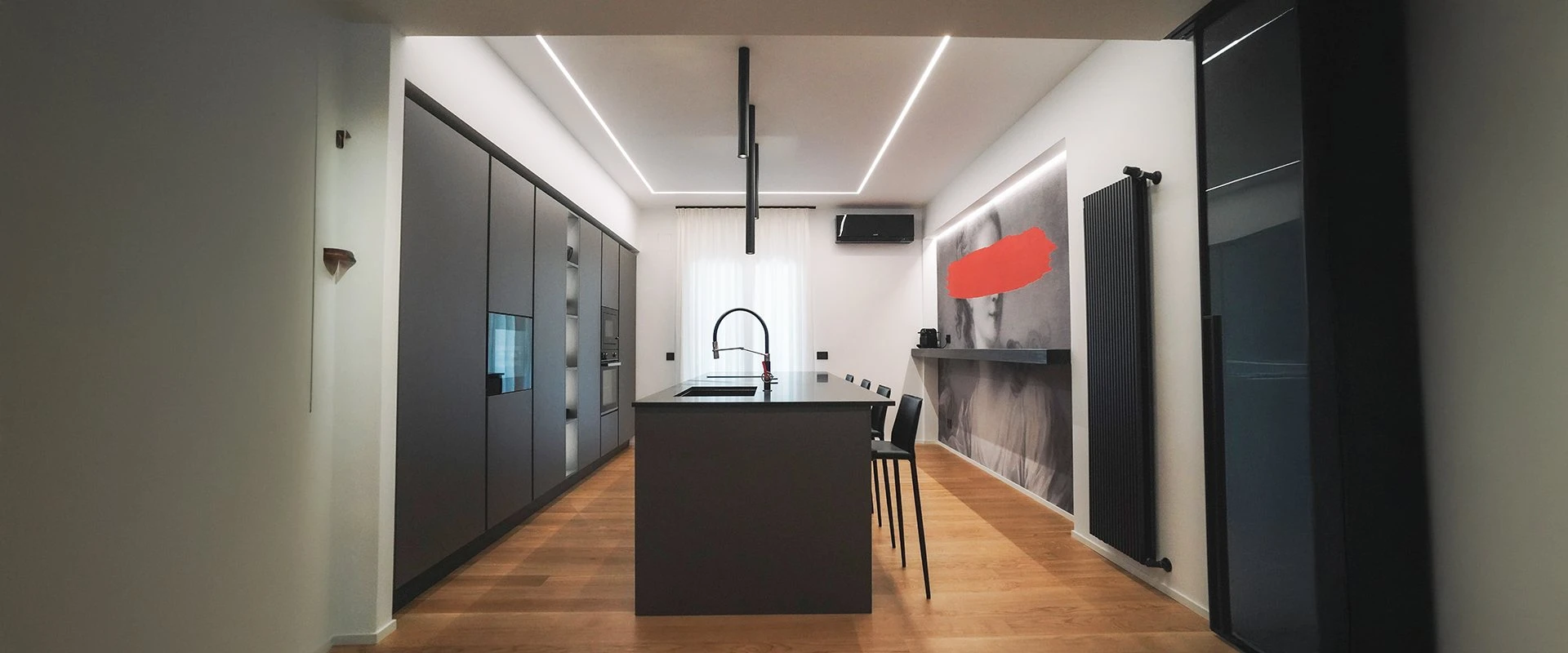 Cucina moderna con isola e colonne a tutta altezza