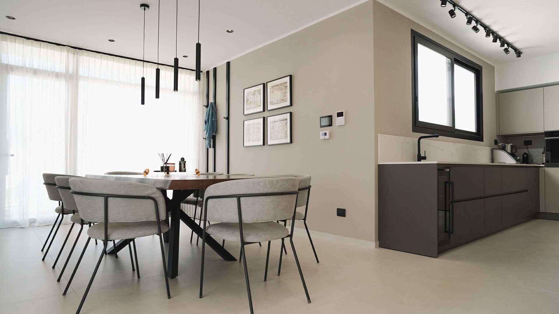 Zona pranzo con tavolo, sedie e lampade a sospensione