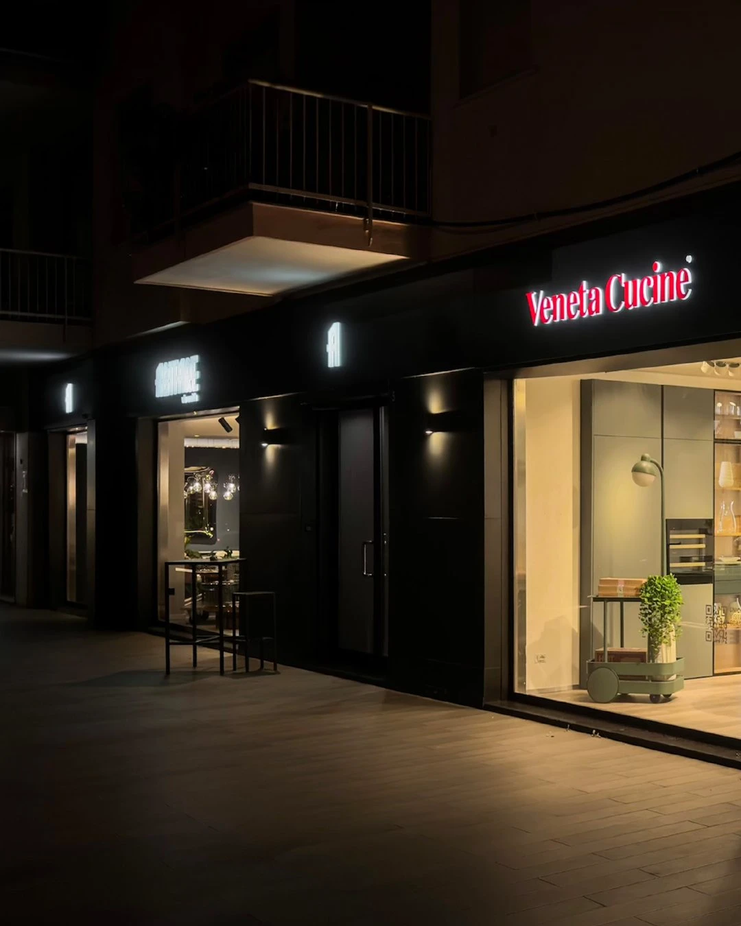 Showroom Abitare Via Emilia a Palermo, vetrine illuminate