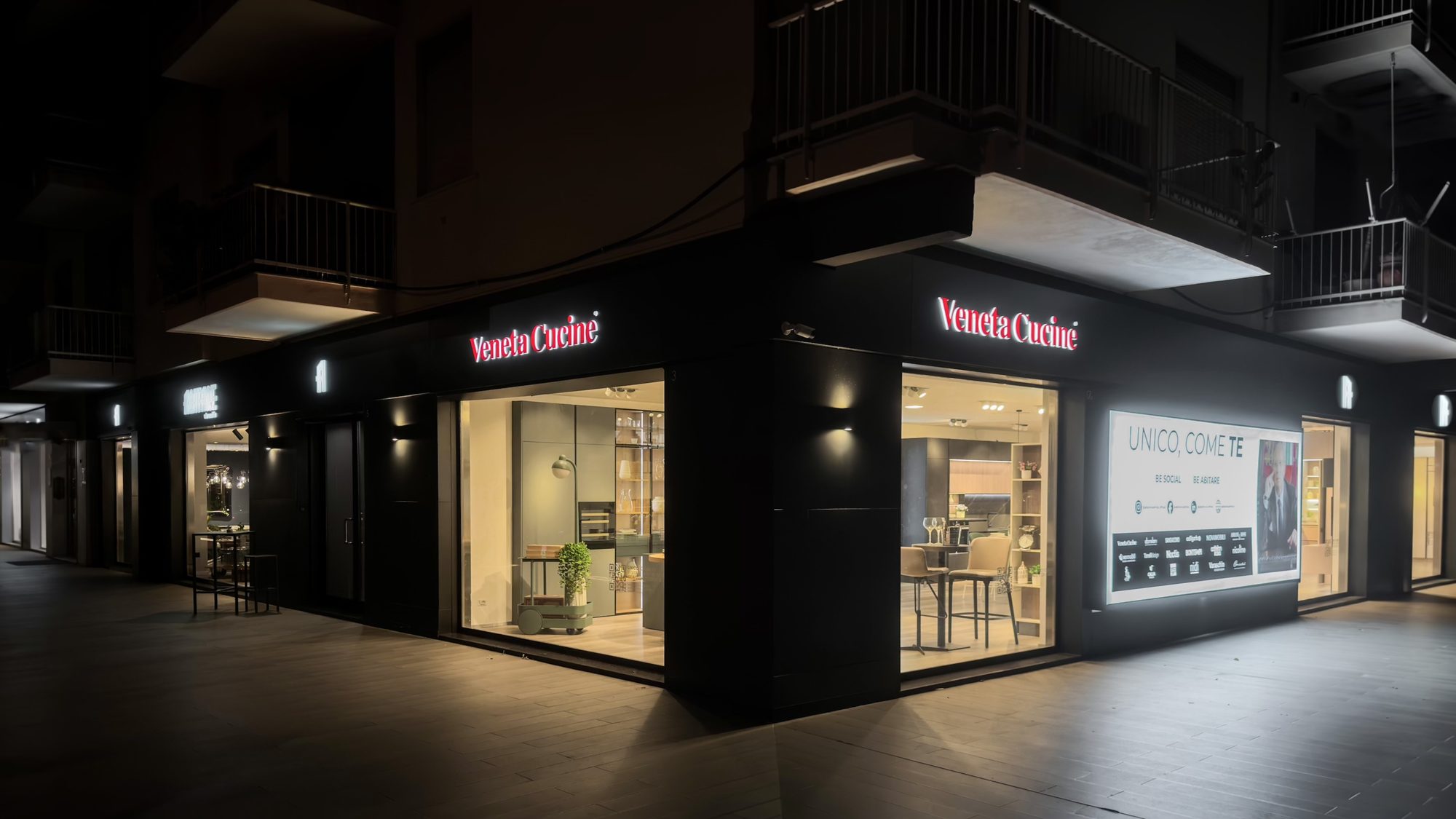 Showroom Abitare Via Emilia a Palermo, vetrine illuminate