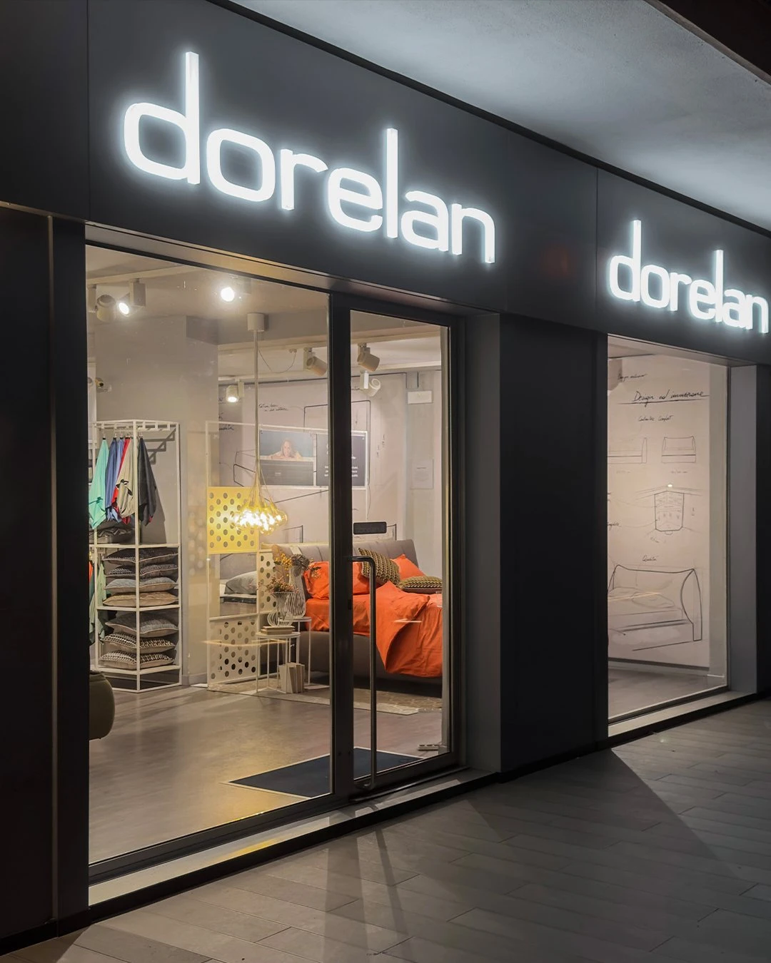 Dorelan Store Palermo, vetrina illuminata