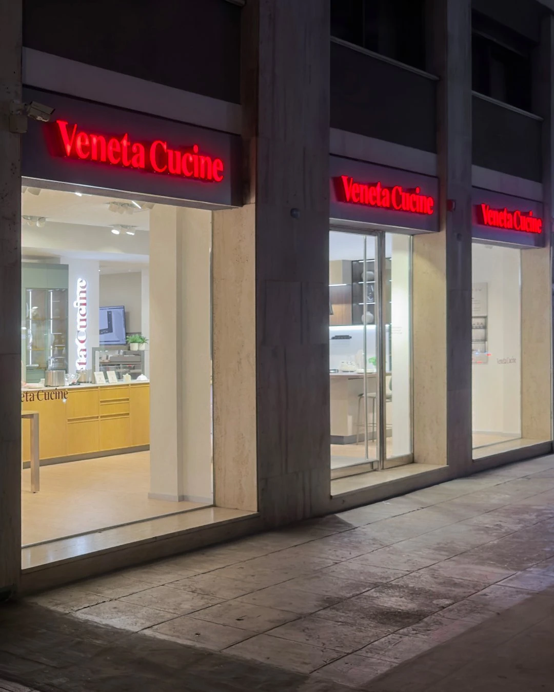 Veneta Cucine monomarca Palermo, vetrine illuminate